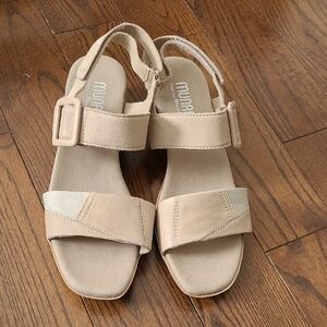 New Munro Frances Women's Taupe Sandals Size 7.5